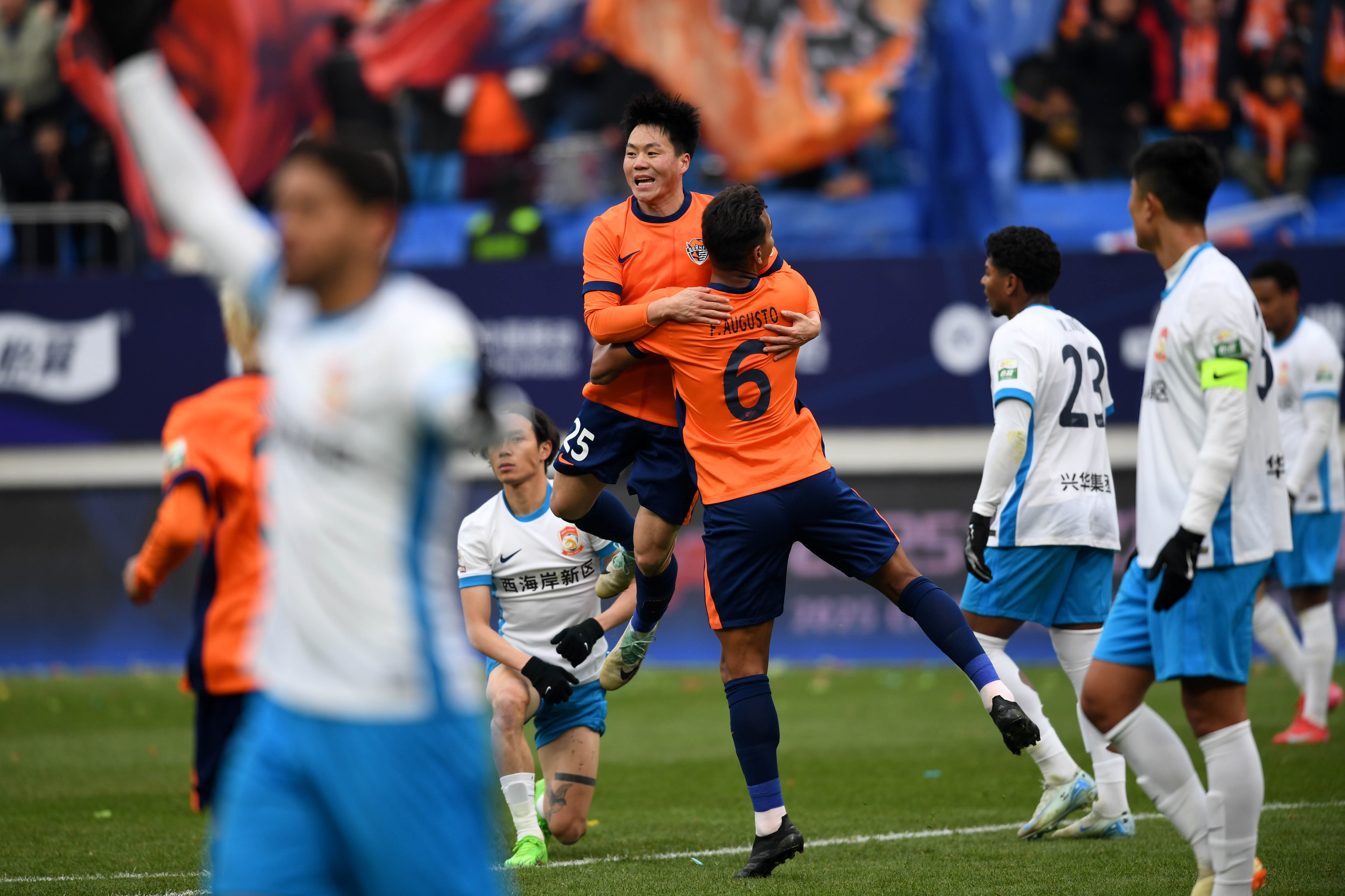 1-0！青岛西海岸力克青岛海牛，兰克尔-泽表现平平，戴维森世界波的简单介绍