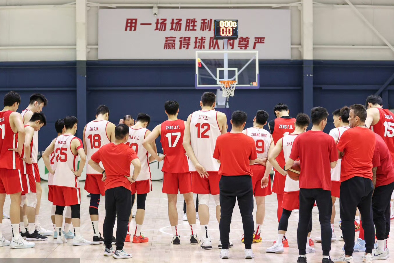 包含CBA俱乐部杯为球队提供更多赞助商合作机会的词条